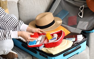 Reiseapotheke Kit im Koffer