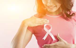 Brustkrebs-Schleife auf rosa T-Shirt