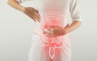 Frau hält Bauch mit Darmdarstellung