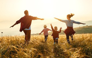  Familie läuft gemeinsam durch die Natur